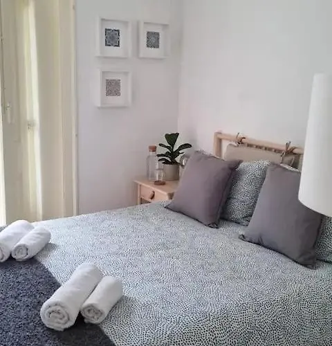 Проживання в сім'ї Private In Baixa With Balcony *